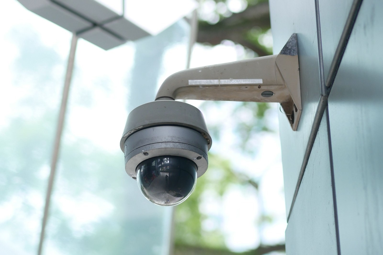 Caméra dôme de surveillance montée sur la façade d'un immeuble
