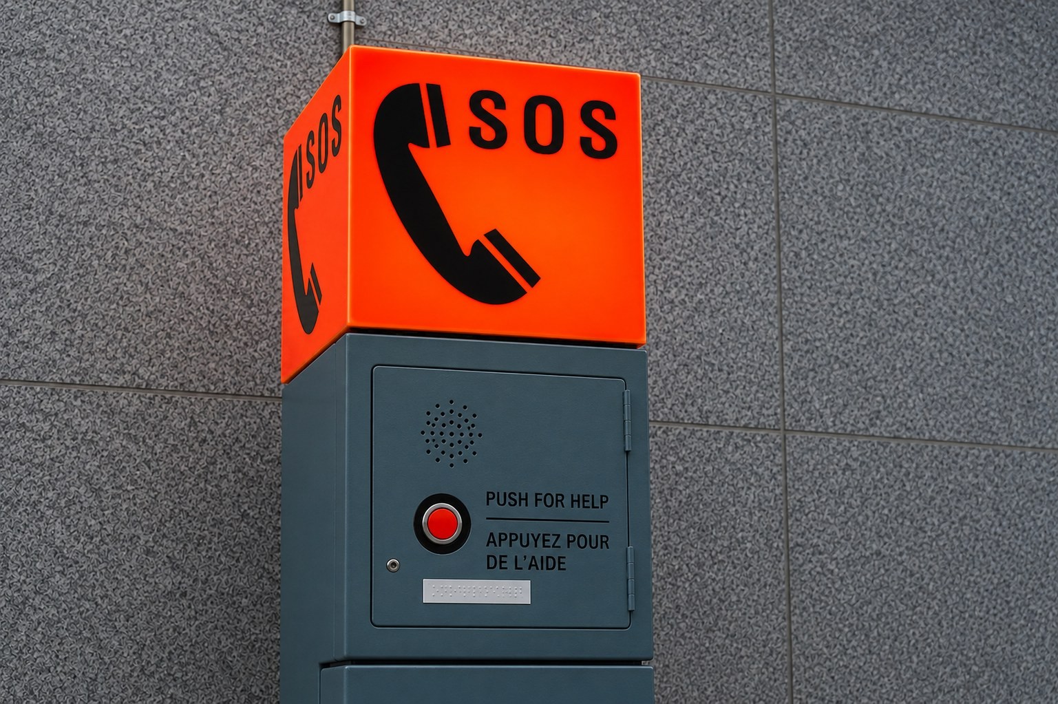 Borne de téléphone d'urgence SOS installée sur la façade d'un immeuble