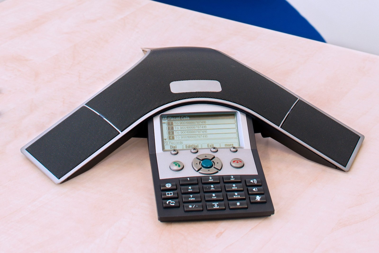 Téléphone de conférence IP sur un bureau